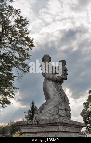 Park die Statue von St. Joseph barocke römisch-katholische Kirche gegen dramatischer Himmel in Pidhirzi, Ukraine. Pidhirzi Dorf befindet sich in Lemberg Provinz, Wes Stockfoto