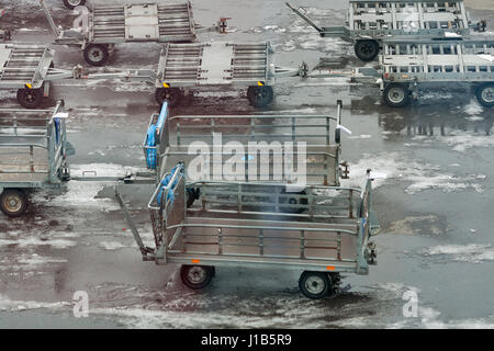 Leere Gepäckwagen am Flughafen im Freien im winter Stockfoto
