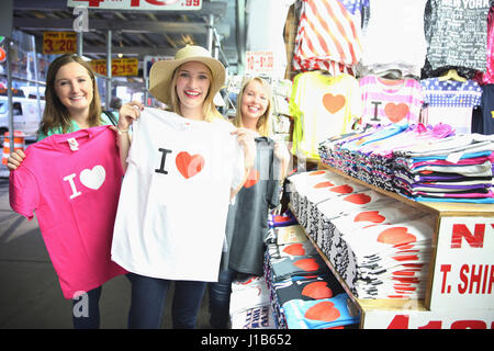 Porträt des Lächelns kaukasischen Frau zeigt t-shirts Stockfoto