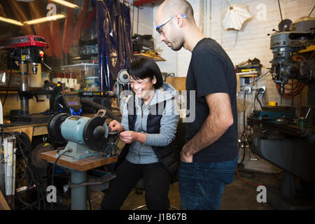 Gemischte Rennen Mann mit Maschinen in der Werkstatt Stockfoto