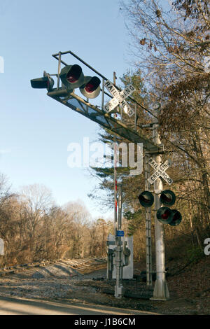 Eine alte North Carolina Railroad Kreuzung mit Warnleuchten und überquerte Zeichen an einem Herbsttag Stockfoto