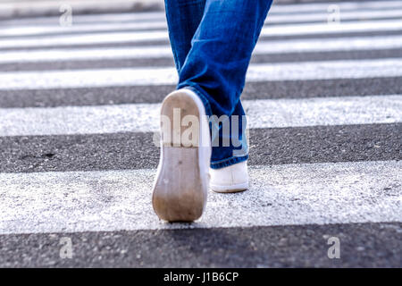 Beine afroamerikanische Frau zu Fuß in Zebrastreifen Stockfoto