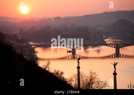 Sonnenuntergang auf der Brücke über den River, Prag, Tschechische Republik Stockfoto