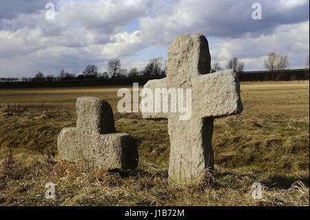 Die Kreuze der Buße sind monolithische, einfachen und strengen Stein Formen in Form eines Kreuzes durch Mörder an den Ort des Mordes erhoben. Stockfoto