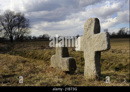 Die Kreuze der Buße sind monolithische, einfachen und strengen Stein Formen in Form eines Kreuzes durch Mörder an den Ort des Mordes erhoben. Stockfoto