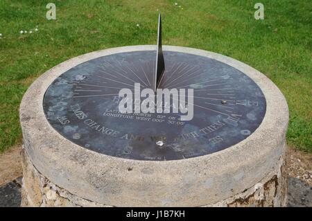 Sonnenuhr, Biddenham, Bedfordshire, präsentiert zum Dorf von Richard Wingfield um die Jahrtausendwende zu gedenken. Vorgestellt von Joy Bean BEM 1 Januar Stockfoto