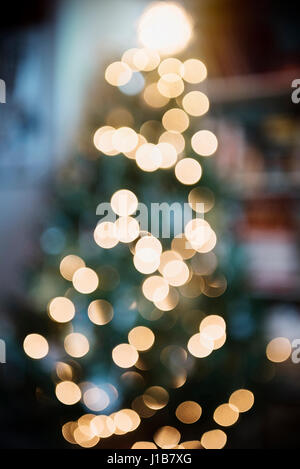 Defokussierten Lichter am Weihnachtsbaum Stockfoto