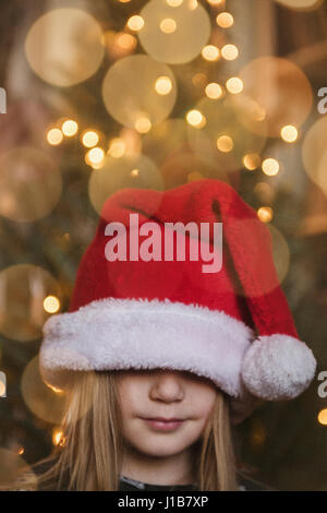 Kaukasische Mädchen tragen große Weihnachtsmütze Stockfoto