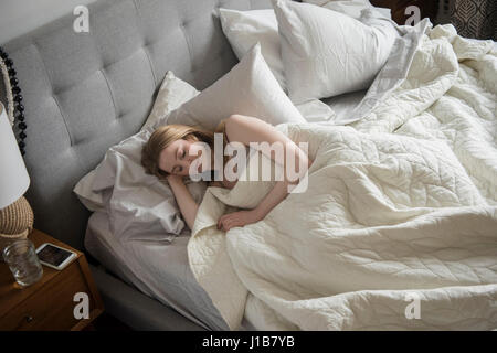 Frau schläft im Bett Stockfoto