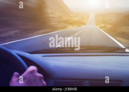 treibende schnell - Cockpit-Ansicht durch die Frontscheibe auf der Autobahn in Landschaft Stockfoto