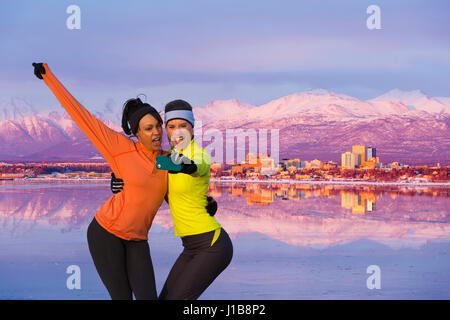 Frauen posieren für Handy Selfie nahe Bergfluss Stockfoto