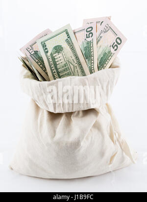 Sack Geld - Tausende von US-Dollar/Dollar bill Noten in einem Geldsack auf weißem Hintergrund Stockfoto