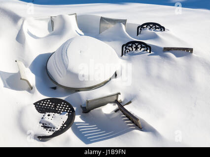 Gartenmöbel im Freien im Schnee während eines Schneesturms im Winter Stockfoto