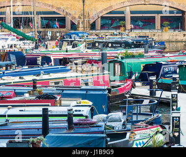 Lastkähne und Hausboote in Limehouse Basin Marina in den Docklands, East End von London, England Stockfoto