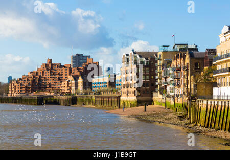 Wohnung-Wohngebäude auf der Themse von Canary Wharf, Docklands, London, England Stockfoto