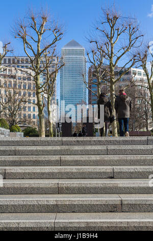 Das One Canada Square Bürogebäude aus Schritte vom Fährhafen in Canary Wharf, Docklands, London, England Stockfoto