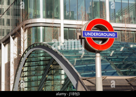 Eingang zum U-Bahnhof Canary Wharf auf der Jubilee Line, Docklands, London, Großbritannien Stockfoto