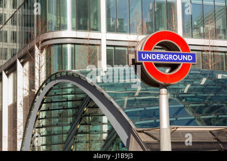 Londoner U-Bahn - Eingang zur U-Bahn-Station Canary Wharf an der Jubilee Line, Docklands, London, Großbritannien Stockfoto