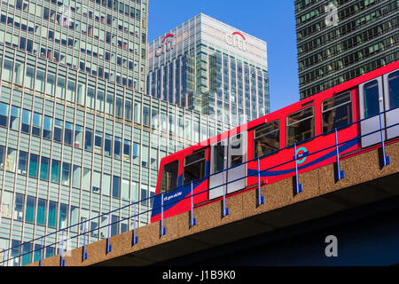 DLR-Docklands Light Railway Zug in Canary Wharf, Docklands, London, England Stockfoto