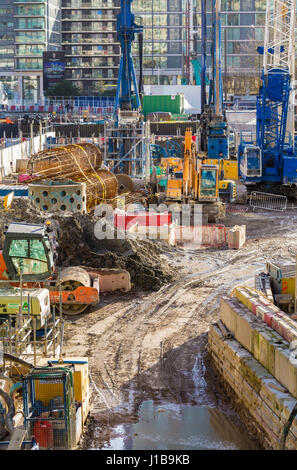 Krane und Baustelle auf einer Baustelle für neue Baustelle in Canary Wharf, Docklands, London, England, Großbritannien Stockfoto