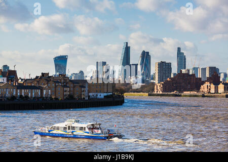 Skyline der Stadt London mit der Fähre Thames Clipper von Canary Wharf, Docklands, London, Großbritannien - 2016 Stockfoto