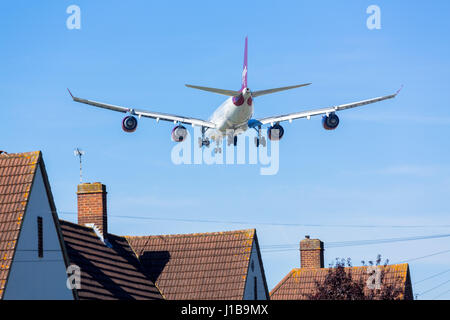 Flugzeuge fliegen tief über Häuser verursachen Lärm, Flughafen Heathrow, London, Großbritannien Stockfoto