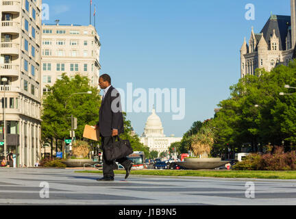 Afrikanische amerikanische Geschäftsmann auf der Pennsylvania Avenue vor dem Kapitol Kuppel des Congress, Washington DC, USA Stockfoto