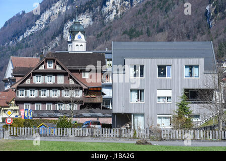 Wolfenschissen, Schweiz - 5. März 2017: alte und moderne Häuser des Wolfenschissen auf die Schweizer Alpen Stockfoto