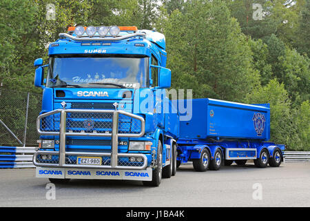 HAMEENLINNA, Finnland - 16. Juli 2016: Blaue Scania 164 G V8 Lkw- und Kies-Anhängern für den Bau von Haanpaan Kuljetus Oy auf dem jährlichen Tawastia Tr