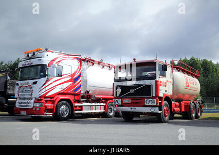 HAMEENLINNA, Finnland - 16. Juli 2016: Neue Scania Euro 6 und nostalgische Volvo F1225 Tankwagen der SFK Kuljetus Oy nebeneinander auf Tawastia LKW Wochenende Stockfoto