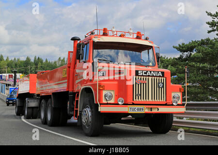HAMEENLINNA, Finnland - 16. Juli 2016: Rote konventionellen Scania 141 Kombination Fahrzeug für den Bau von Tarmo Friberg am Tawastia LKW Wochenende 2016