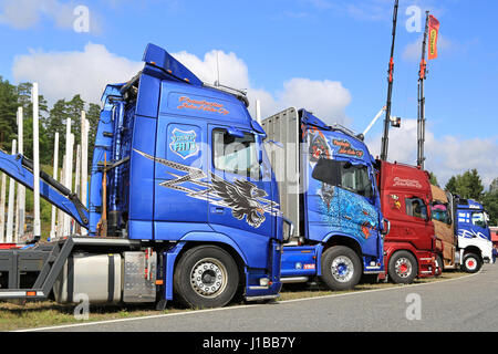 HAMEENLINNA, Finnland - 16. Juli 2016: Seitenansicht der individuelle, bunte Volvo und Scania Holztransporter Puunkorjuu Juha Holm Oy auf Tawastia LKW W