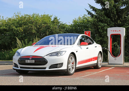 PAIMIO, Finnland - 24. Juli 2016: Weiß- und einzigartige Signage design Tesla Model S Aufladen auf Kompressor-Station im Süden von Finnland. Im Jahr 2016, ther Stockfoto