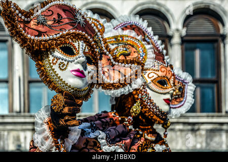 Schöne Masken in geheimnisvollen Farben venezianische Maske. Modefoto. Feiertage und feste Stockfoto