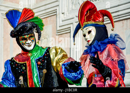 Schöne Masken in geheimnisvollen Farben venezianische Masken. Modefoto. Feiertage und feste Stockfoto