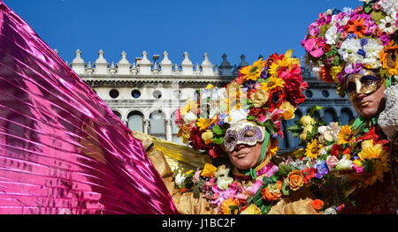 Schöne Masken in geheimnisvollen Farben venezianische Maske. Modefoto. Feiertage und feste Stockfoto