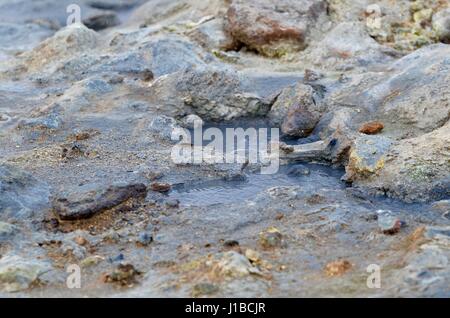 Schwefel Smokey Felsen in Island Stockfoto