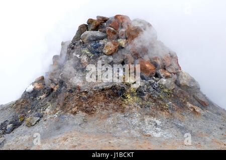 Schwefel Smokey Felsen in Island Stockfoto