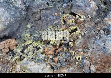 Schwefel Smokey Felsen in Island Stockfoto