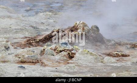Schwefel Smokey Felsen in Island Stockfoto