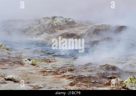 Schwefel Smokey Felsen in Island Stockfoto
