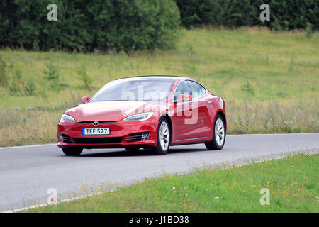 PAIMIO, Finnland - 31. Juli 2016: Tesla Model S Luxus-Limousine mit dem neuen Look auf Landstraße im Süden von Finnland. Tesla wird auch das äußere des th aktualisiert. Stockfoto