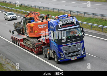 SALO, Finnland - 31. Juli 2016: Volvo FH16 600 schleppt nachverfolgten Bagger Hitachi auf Nooteboom Anhänger auf Autobahn im Süden von Finnland. Stockfoto