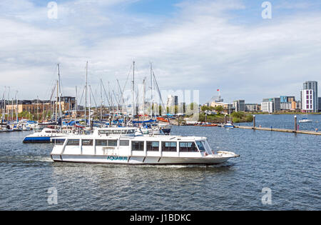 Cardiff Bay Wasserbus verlassen der Marina Cardiff in Cardiff Bay, South Wales, Australia Stockfoto