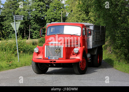 Tenhola, Finnland - 30. Juli 2016: Classic Red volvo n86 Kipper Lkw ein, Hauptstraße in einem schönen Tag der Sommer im Süden Finnlands. Stockfoto