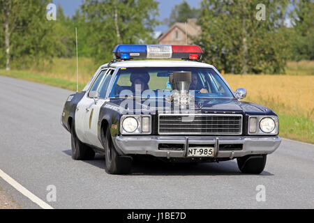 SOMERO, Finnland - 6. August 2016: Angepasst und Modiified der amerikanischen Plymouth Polizeiauto beteiligt sich an den 90 km mit dem Auto Maisemaruise 2016. Stockfoto