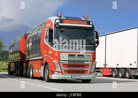 SALO, Finnland - 7. August 2016: Bunte Volvo FH 500 Tankwagen von Johns Rasmussen, Dänemark geparkt auf dem Asphalt Hof von einem Truck Stop im Süden von Fi Stockfoto