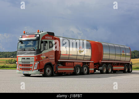 SALO, Finnland - 7. August 2016: Bunte Volvo FH 500 Tankwagen von Johns Rasmussen, Dänemark geparkt auf dem Asphalt Hof von einem malerischen Truck Stop in Sout Stockfoto