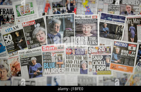 Britische Zeitung Titelseiten berichtet, dass Premierminister Theresa May einen vorgezogenen Parlamentswahlen für 8. Juni 2017 angekündigt hat.