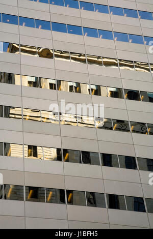 Gebäude spiegelt sich in einem modernen architektonischen Stil aus Glas und Stahl Office Tower Gebäude Stockfoto